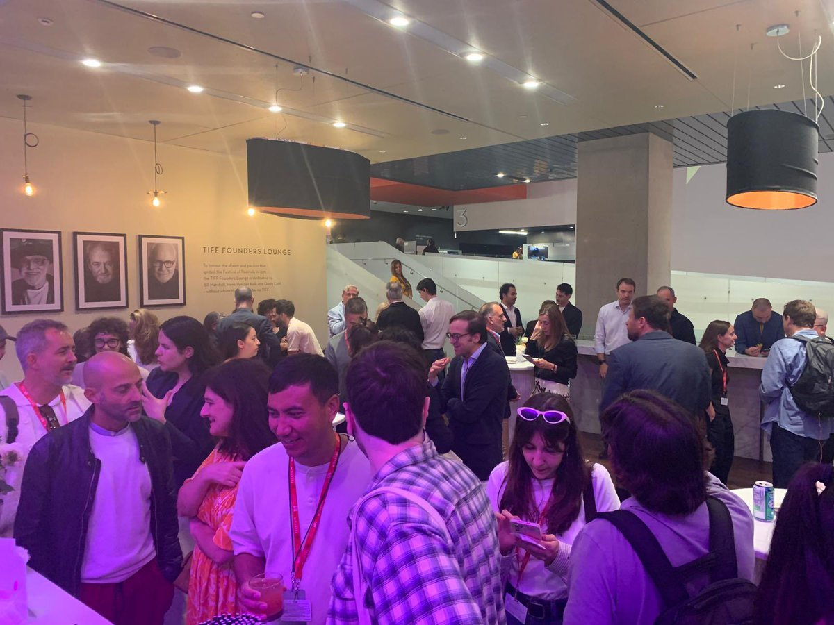 EmbEspCanada's tweet photo. Gran recepción y fantástico encuentro con el sector audiovisual español 🇪🇸 presente en @TIFF_NET. 🎬 Un placer compartir ideas, proyectos y seguir impulsando nuestro cine y nuestra industria en Canadá 🇨🇦. Gracias al @CineICAA #ICAA
A great reception and a fantastic gathering with the Spanish audiovisual industry taking part in @TIFF_NET. 🎬 A pleasure to share ideas and projects, and to keep promoting Spanish 🇪🇸 cinema and our audiovisual industry in Canada 🇨🇦. Many thanks to @CineICAA