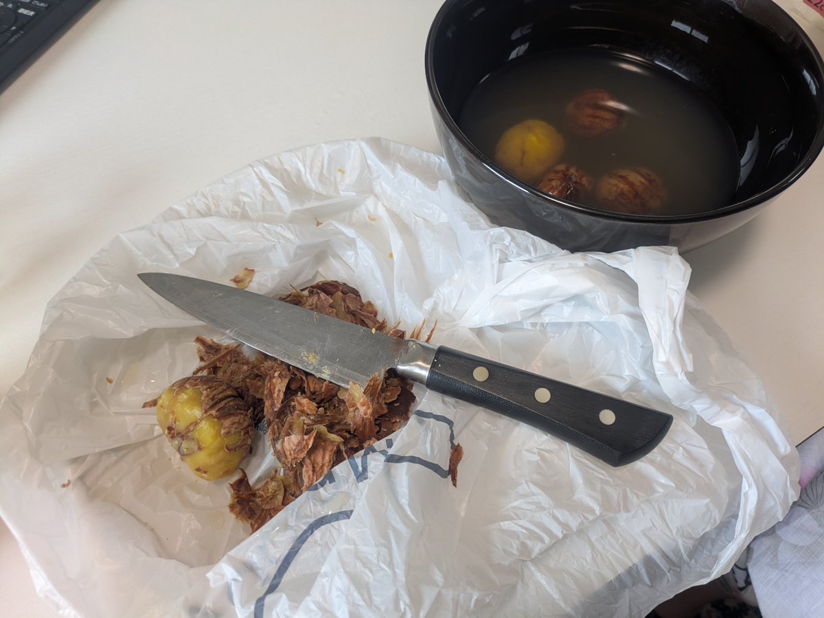 oxp2405's tweet photo. 昨日拾ってきた栗でご飯炊きたい一心で頑張ってる…鬼皮こ◯すマン https://t.co/b2CGAbHzQR