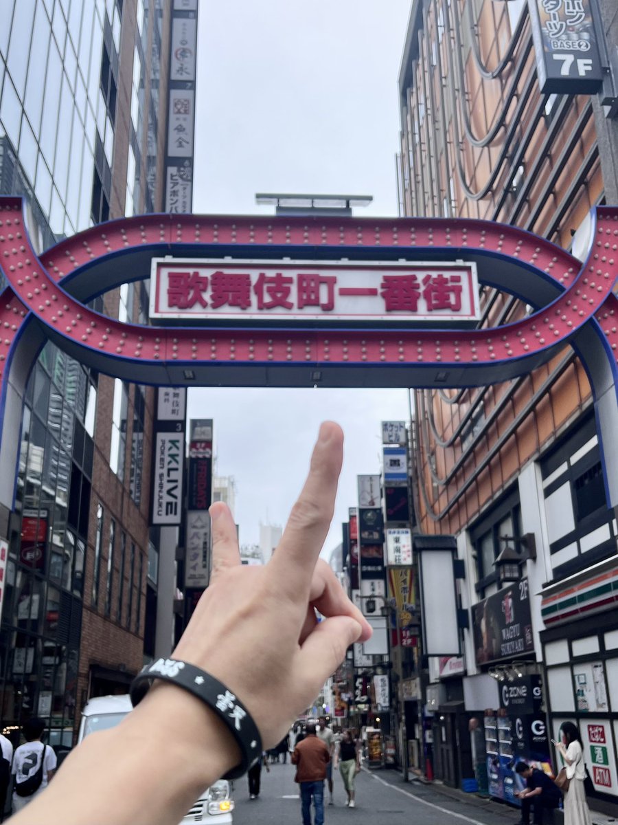 does_wataru's tweet photo. 本日は曇天。
銀魂の聖地でもある新宿歌舞伎町で20周年記念ライブをやるには最高の天気。
今夜はお祝いだ。
会場で、ライブ配信で、
みんな楽しもうなァァァ‼️✨

☁️

新曲「人間失格」
▶️ https://t.co/nJNOjRtBBF
🎦 https://t.co/MZQ17SKGaz

9.13【DOES 20th Anniversary Live“Thanksloving!”in Zepp Shinjuku】
会場🎫https://t.co/Mybqvjvhgf
配信🎫 https://t.co/v810Kx1doB

#DOES20th #Thanksloving #銀魂 #Gintama 
https://t.co/8MhhgPtudF