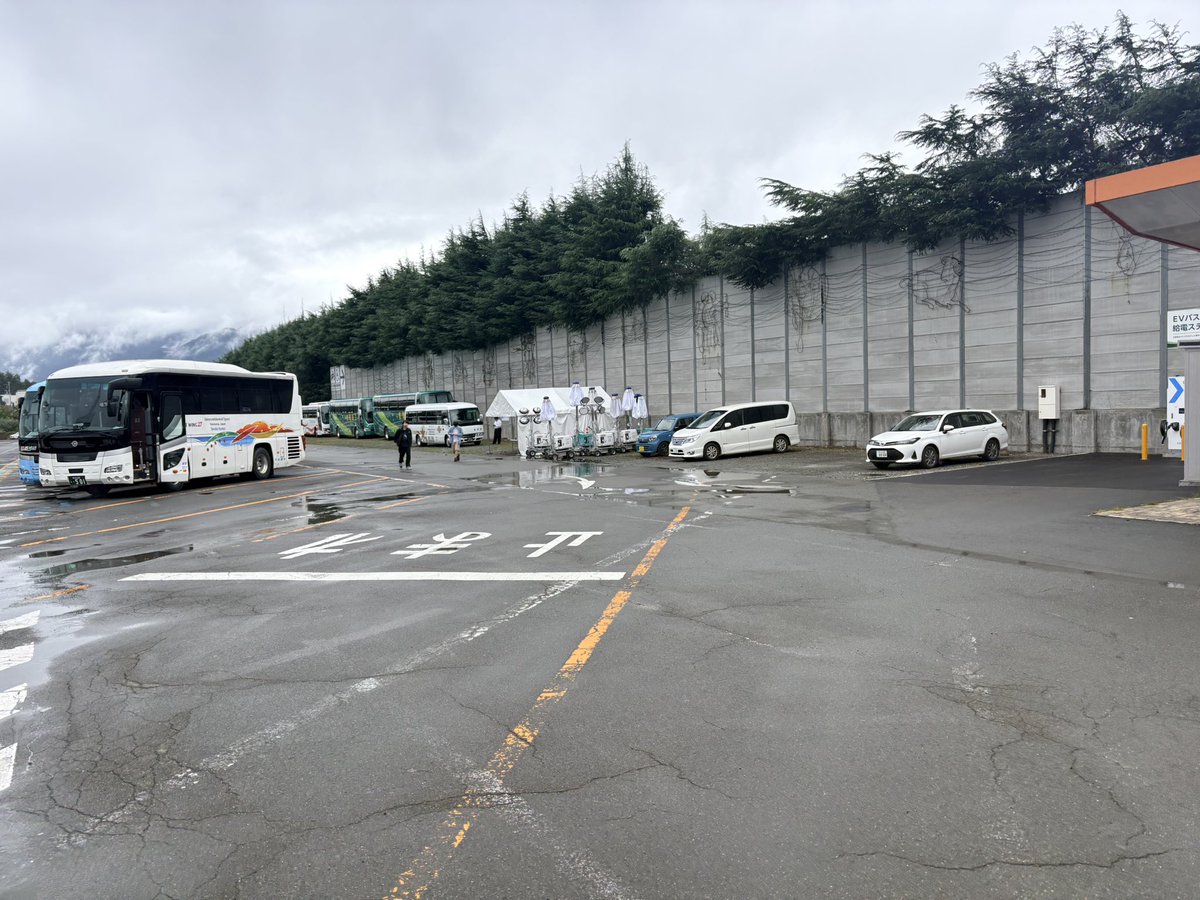 fairyfeather045's tweet photo. 特典の引換は第一駐車場のトイレの横のテントです！！見つけにくい！😢
#水瀬いのり
#水瀬いのりOPENAIRLIVE https://t.co/1fbncQvmWK