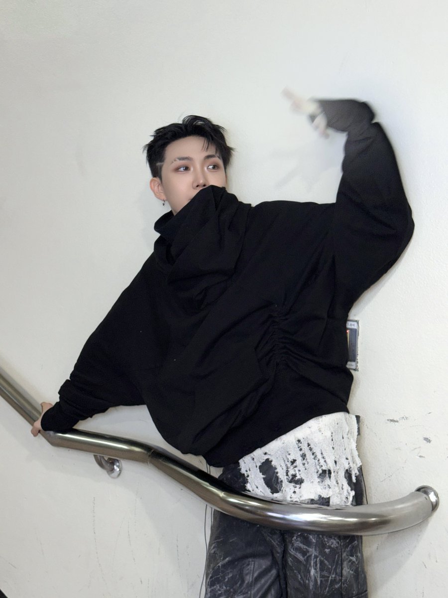at_ALL_H_OURS's tweet photo. [#현빈]
사진 찍을 때 가만히 못 있는 타입

#ALL_H_OURS #올아워즈
#HYUNBIN #현빈 https://t.co/7e8QK8lLI7