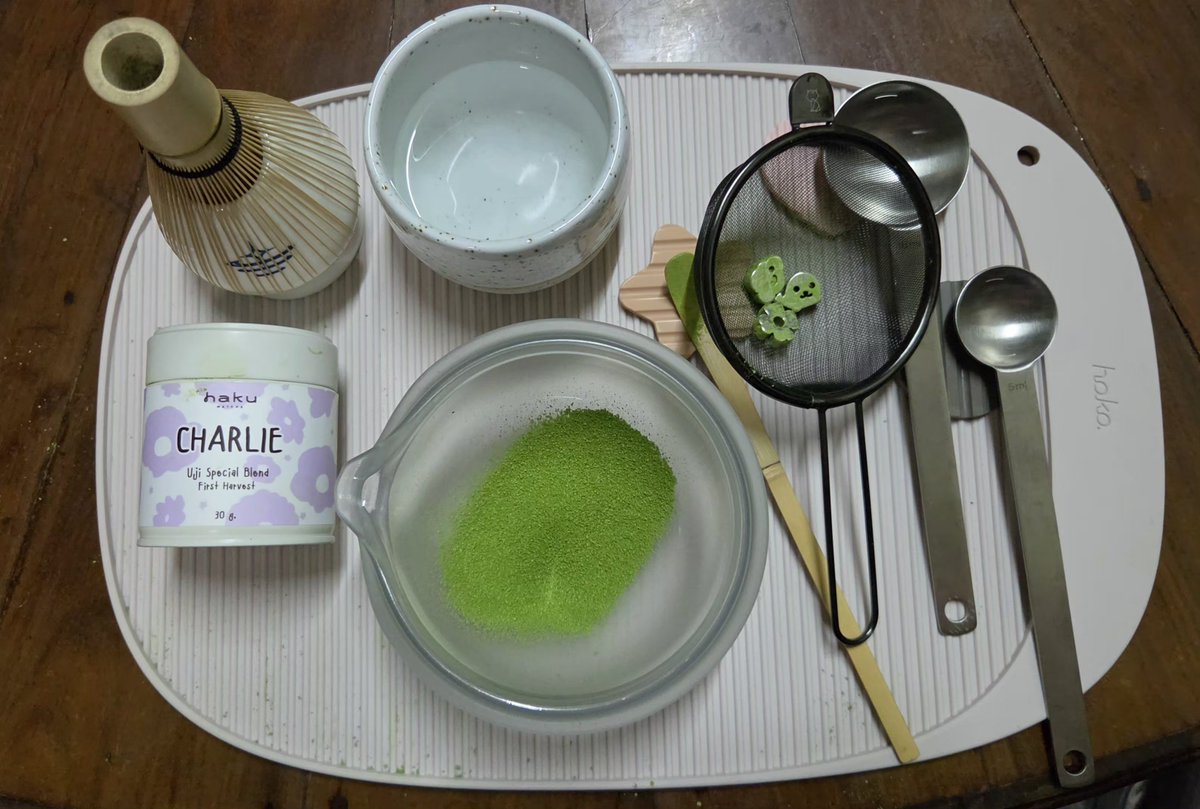 y_worra's tweet photo. My Morning Matcha 🍵🤍
แคปซูลกาแฟหมด… มัตจะก็ได้เหมือนกัน 😆
วันนี้เปิดผงมัตจะใหม่ เป็นน้อง Charlie จากบ้าน Haku
ชอบตรงที่มีความครีมมี่ ไม่ขม ไม่ฝาด รสกลมกล่อม และมี aftertaste ยาว ๆ
ยิ่งเอามาลงกับนมทำเป็น Matcha Latte คืออร่อยมาก 🥹🍵🥛
Happy Lazy Sunday 🌻🥱
#MyMatchaDiary https://t.co/cVCLuiCEGq