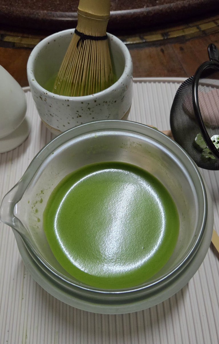y_worra's tweet photo. My Morning Matcha 🍵🤍
แคปซูลกาแฟหมด… มัตจะก็ได้เหมือนกัน 😆
วันนี้เปิดผงมัตจะใหม่ เป็นน้อง Charlie จากบ้าน Haku
ชอบตรงที่มีความครีมมี่ ไม่ขม ไม่ฝาด รสกลมกล่อม และมี aftertaste ยาว ๆ
ยิ่งเอามาลงกับนมทำเป็น Matcha Latte คืออร่อยมาก 🥹🍵🥛
Happy Lazy Sunday 🌻🥱
#MyMatchaDiary https://t.co/cVCLuiCEGq