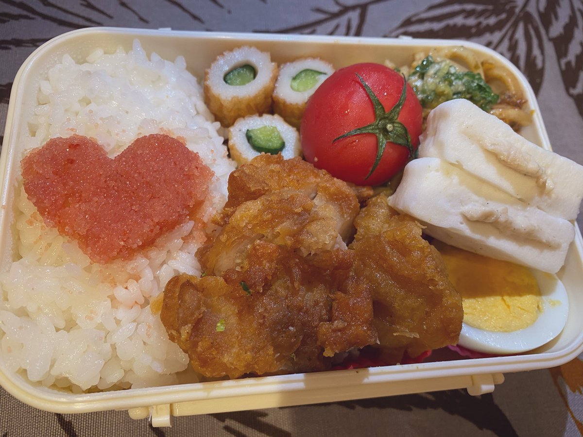 salaxxab's tweet photo. 今日のお弁当😋
昨日もまた唐揚げもらったから昨日のお弁当とあんま変わらない🙈
まだ３連勤目だけど、深夜は配信してるしで睡眠不足すぎて意識朦朧💦
元店長がなんのストレスも感じさせないタイプだから助かってるわ( > ·̫ <)👍🏻🌟

明日からはまたランチの仕事だからおべんと作りは今日まで🤚🏻
今日も頑張るぞー( *˙*˙*)*