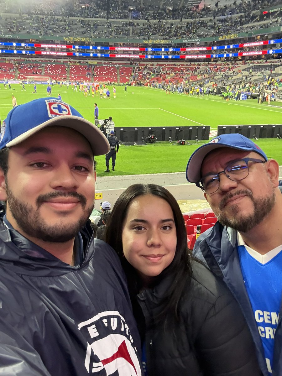 jasanz73's tweet photo. Listos para apoyar al campeón y campeón de campeones del fútbol mexicano. La Súper Máquina de la Cruz Azul 🚄🚄 #ClasicoJoven #CruzAzulvsAmerica
#AzulDePorVida https://t.co/Ebs4NfMMJO