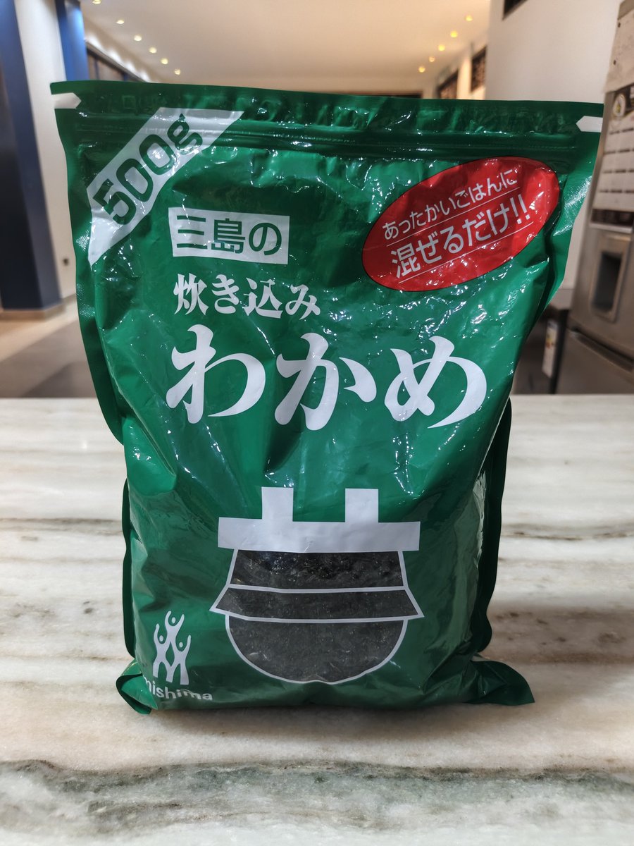 nyabouga22's tweet photo. 日本からEMSを送ってもらう度にリピ買いしてる「わかめご飯の素」

これでせっせと「わかめスープ」を作ってる。

これと、チキンパウダー、醤油、ごま油を入れて作るわかめスープが最高に美味しい😍

これは、わかめご飯じゃなくて、わかめスープの素として売った方が売れるんじゃ❓って思うレベル😍 https://t.co/RDxbMQgSuN