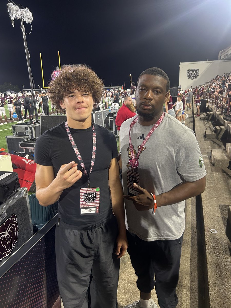 Elias121210's tweet photo. Thank you @JaySaff85 @JBonney_4 @TheCoachCoty for a great experience and having me out for a game day!! https://t.co/wRuyhDWKDW