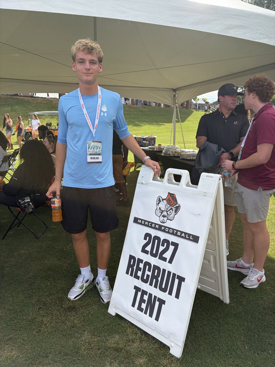 JuliusGxll's tweet photo. I had a GREAT time visiting Mercer for their Game against Furman‼️
Great program, amazing atmosphere and a really entertaining game.
Also a really good conversation with @CoachHazelray 
#GoBears

@CoachDennisIMG @CoachJ5_ https://t.co/b0WziCznTJ