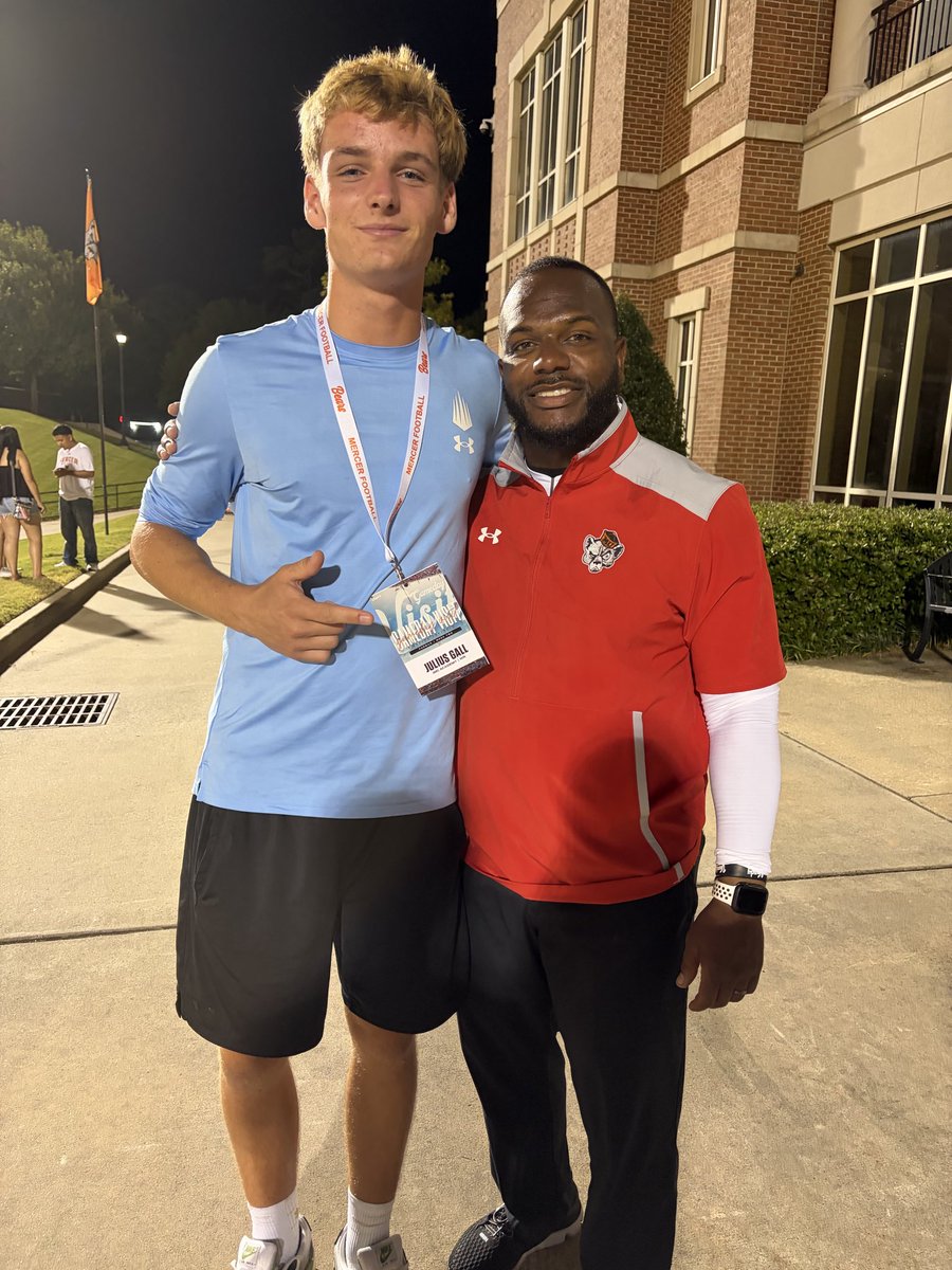 JuliusGxll's tweet photo. I had a GREAT time visiting Mercer for their Game against Furman‼️
Great program, amazing atmosphere and a really entertaining game.
Also a really good conversation with @CoachHazelray 
#GoBears

@CoachDennisIMG @CoachJ5_ https://t.co/b0WziCznTJ