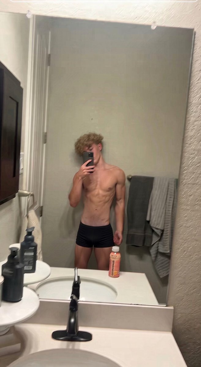 Lawsonnnf's tweet photo. I’m back 🙃 #gay #mlm https://t.co/NOUxbG4dq9