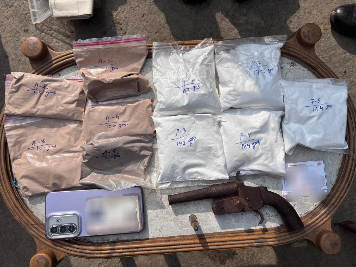 SSB_INDIA's tweet photo. Zero Tolerance Towards Narcotics & Crime! 🇮🇳
Acting on credible intelligence, #SSB 41st Battalion, in a joint operation with #BiharPolice, seized approx. 507 gm suspected Brown Sugar, approx. 814 gm suspected Amphetamine (MDMA), 01 mobile phone, a country-made pistol & a live round in #Kishanganj, #Bihar. Two persons were apprehended.

The seized items and apprehended persons were handed over to Police Station Galgalia for further legal action.

#SSBIndia #AntiNarcotics #BorderSecurity #NationFirst #DrugsFreeBharat 
#SSBGoodWork 
#ServiceSecurityBrotherhood 

@HMOIndia @PIBHomeAffairs 
@bihar_police @ANI @PTI_News @41BnSSB_INDIA