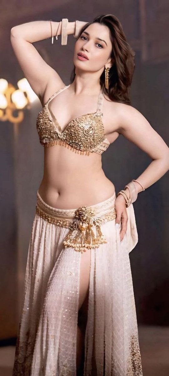 Justfap18's tweet photo. Amma ki thelisina North aunty intiki vellam evening dhaka akkade unnam 
Aunty mid30s untundhi Tamanna ki unde skintone and boobs 
Nenu shy ga feel avuthunna ani handshake ichhi pakkana kurchobettindhi uff aah side view ki  modda gattiga lechindhi 
( Next post lo continue chestha) https://t.co/3tuuMB5N3V