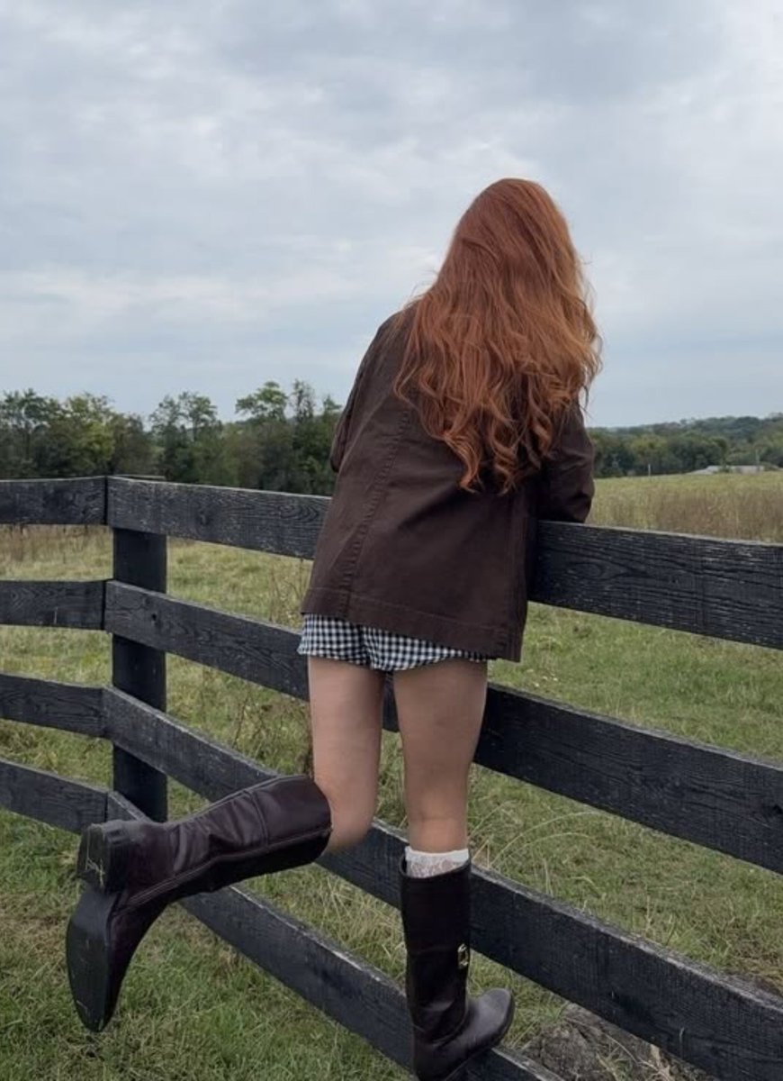 medwdia's tweet photo. Fall is here, hear the yell
Back to school, ring the bell
Brand new shoes, walking blues
Climb the fence, books and pens
I can tell that we are gonna be friends https://t.co/OVk97bwmQP