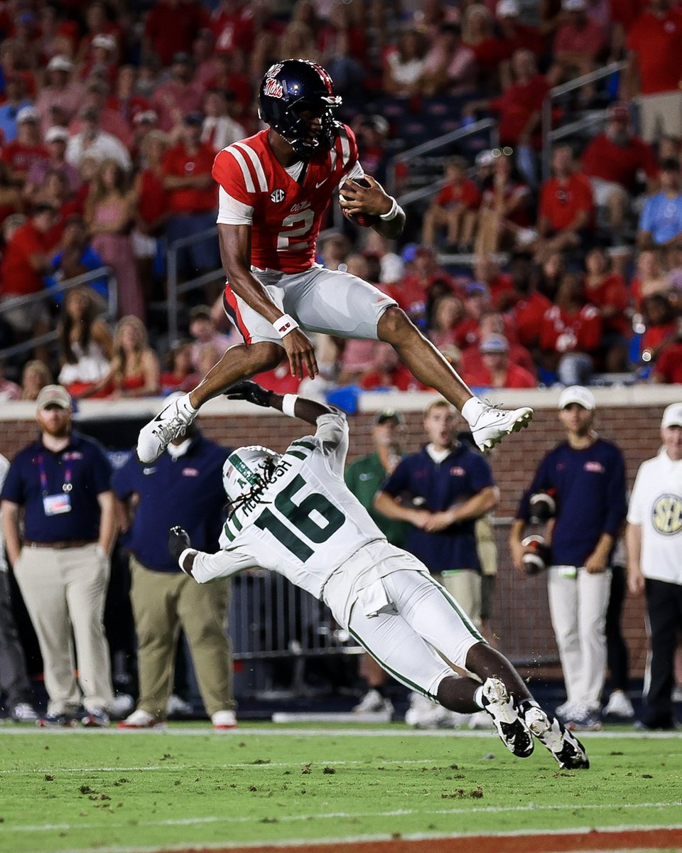 OleMissFB's tweet photo. AIR DEUCE ✈️

@DeuceKnight x #HottyToddy https://t.co/7kQHIx9b53