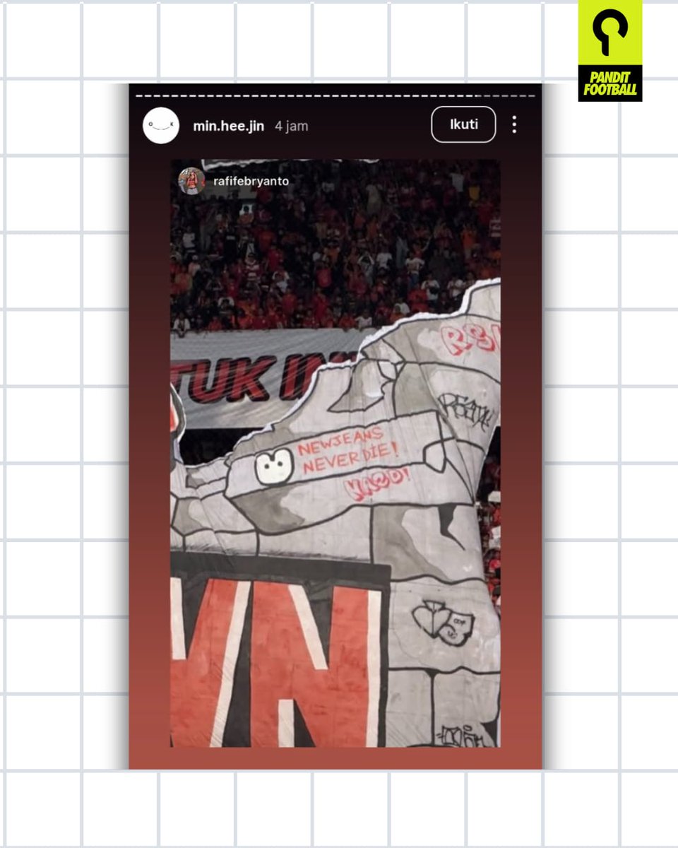 panditfootball's tweet photo. Tifo Raksasa The Jakmania Diwaro Mantan Bos NewJeans

Ada detail menarik dalam koreografi tifo besar bertuliskan “Never Bow Down” yang dibentangkan The Jakmania di Stadion Utama Gelora Bung Karno (GBK) saat Persija Jakarta menjamu Persib Bandung.

Di antara rangkaian koreografi tersebut, terselip tulisan kecil yang cukup mencuri perhatian: “NewJeans Never Dies.”

Tulisan itu bukan sekadar tempelan acak. Frasa tersebut lekat dengan perjalanan grup K-pop NewJeans, bahkan pernah diucapkan langsung oleh para member-nya dalam pernyataan publik saat menghadapi konflik panjang dengan ADOR dan HYBE, perselisihan yang membuat mereka sempat menepi selama beberapa tahun.

Menariknya, detail kecil garapan The Jakmania ini sampai ke telinga Min Hee-jin, sosok penting di balik kesuksesan NewJeans sekaligus mantan CEO ADOR. Lewat unggahan Instagram Story, Min Hee-jin membagikan ulang potongan foto koreografi tersebut. Tidak tanggung-tanggung, ia bahkan mengunggahnya hingga dua kali.