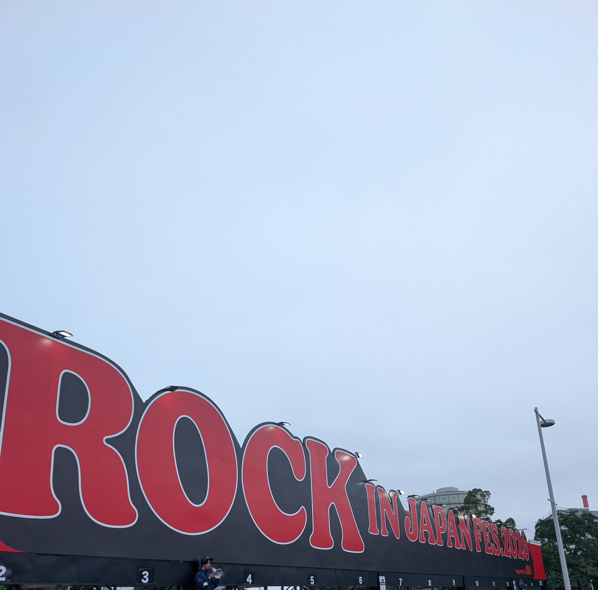 kumadaa's tweet photo. やって来ました
ROCK IN JAPAN!!
あまり雨が降りませんように…🙏
#rockinjapan https://t.co/fqBrf3iexR
