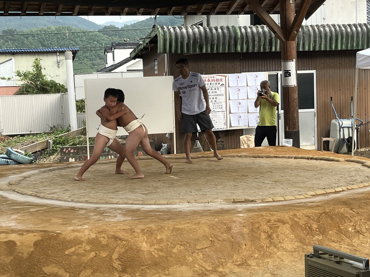 OtoiLegacy's tweet photo. 山の神奉納相撲が開催されました！神事から始まり、ちびっこ相撲、赤ちゃんの土俵入り、そして大人たちの熱戦🔥
かわいい取組から迫力満点の勝負まで、土俵を囲んで大いに盛り上がりました！地域に受け継がれる相撲文化。
熱気を乙亥大相撲へ！💪#山の神奉納相撲 #野村町 #西予市 #相撲 #乙亥大相撲 https://t.co/Dze5CGxQUU