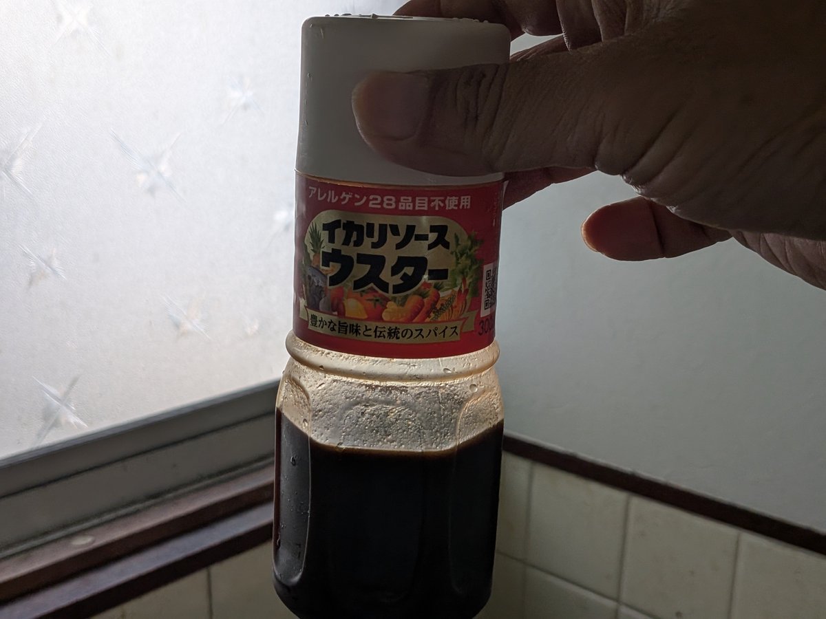 siunmaru's tweet photo. 日曜日はカレー（作る）曜日。
　
前回の教訓を得て、今回は和風出汁の素は無し…味が馴染めば馴染むほど美味くなって行ったので失敗ではなかったが、馴染むまでに3日以上かかるのはやはり失敗なのだろうか。
今回はウスターソースを大量投入。
150mlほど投入。コクは増えるだろうがどう考えても辛いと予想したので、『チャツネ』を仕上がり前に投入予定。
この『チャツネ』なるもの初見なのだが、フルーツをペーストになるまで煮詰めた調味料でコクと甘さをプラスできるらしい。
　
取り敢えず弱火で3時間煮込むのだ。
