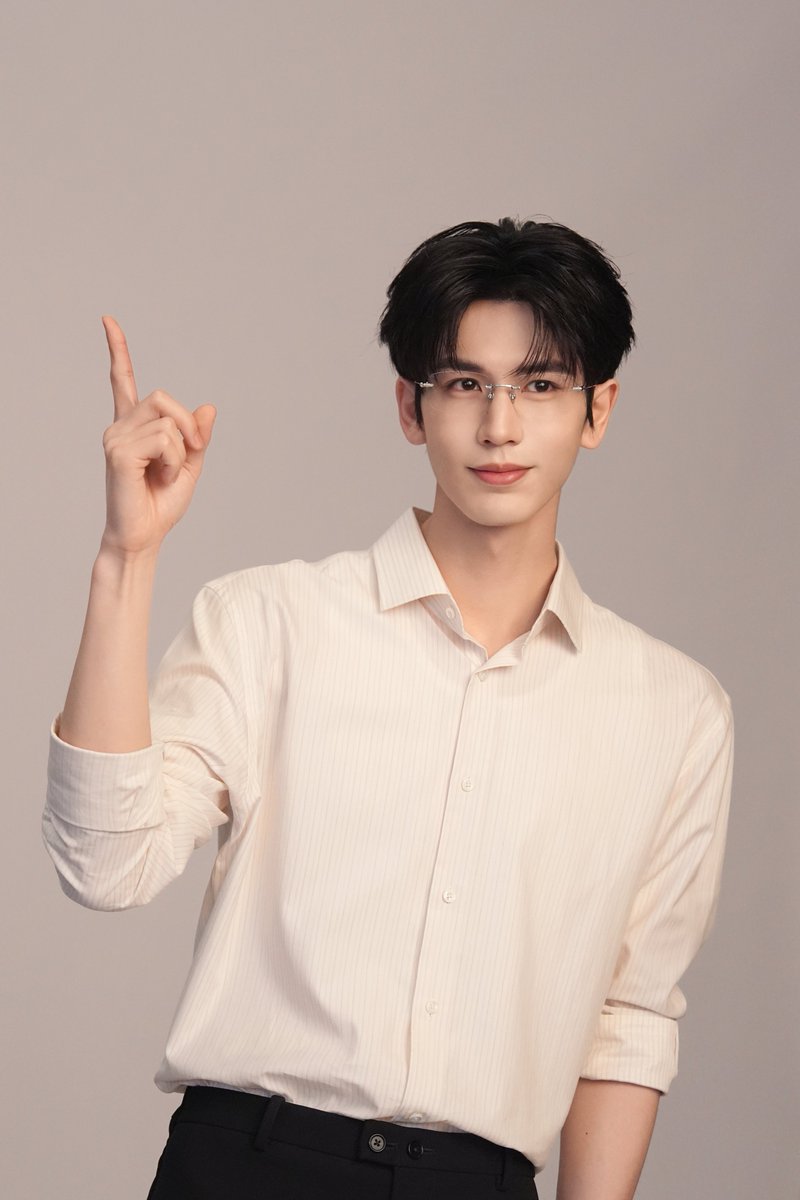everydayzlh's tweet photo. •091326• zlh studio weibo update 🪐

studio shares new behind the scene pics of #zhanglinghe for China Mobile's M-Zone 💎 https://t.co/FA5lpMs4ou