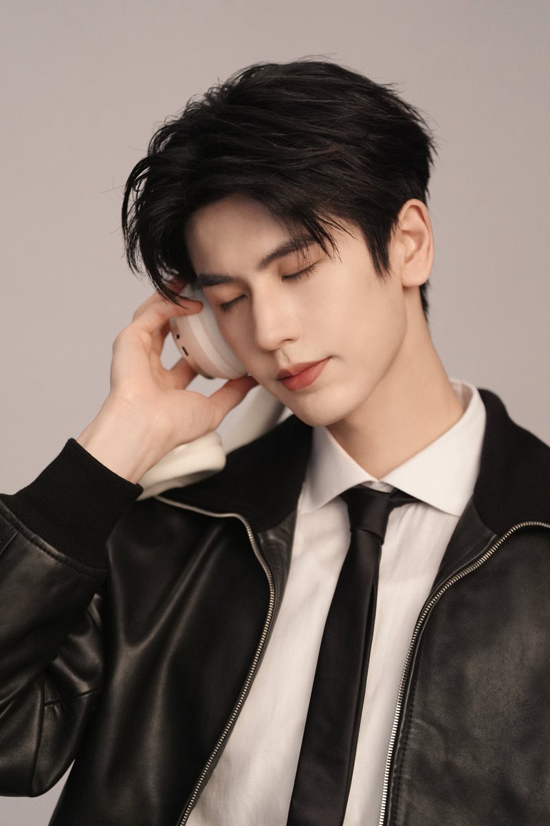 everydayzlh's tweet photo. •091326• zlh studio weibo update 🪐

studio shares new behind the scene pics of #zhanglinghe for China Mobile's M-Zone 💎 https://t.co/FA5lpMs4ou