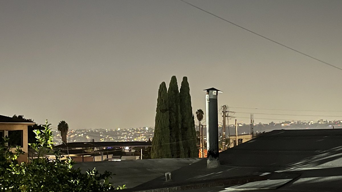 AxelLycross's tweet photo. As a child, I loved looking at the starry sky at my grandparents' house; now, as an adult, looking at the sky in the city where I grew up... it depresses me. https://t.co/tsYy35YHpu