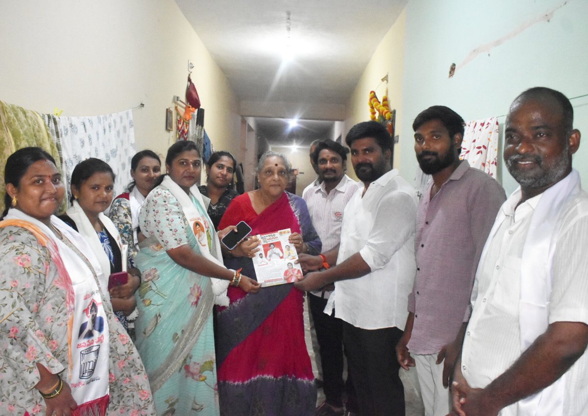GunukulaKishore's tweet photo. అభివృద్ధి అడుగులు – సంక్షేమం వెలుగులు ప్రతి ఇంటా విరబూయాలి

కూటమి అభ్యర్థులను గెలిపించండి – @JanaSenaParty నాయకులు విజయలక్ష్మి కిషోర్ గునుకుల ఆదిత్యనగర్ లో ప్రచారం...

నెల్లూరు: ప్రజల సంక్షేమం, నగర అభివృద్ధే లక్ష్యంగా కూటమి ప్రభుత్వం ముందుకు సాగుతోందని, రానున్న కార్పొరేషన్ ఎన్నికల్లో కూటమి అభ్యర్థులను ప్రజలు ఆశీర్వదించి ఘన విజయం అందించాలని జనసేన పార్టీ నాయకులు #KishoreGunukula , @VijayaGunukula కోరారు.

కార్పొరేషన్ ఎన్నికల ప్రచారంలో భాగంగా పాత 16వ డివిజన్, కొత్త 20వ డివిజన్ పరిధిలోని చైతన్య శిఖర అపార్ట్‌మెంట్ వీది తదితర ప్రాంతాలలఙ క్యాంపెయిన్ నిర్వహించారు.

ఈ సందర్భంగా నాయకులు మాట్లాడుతూ, గత పదేళ్లుగా జనసేన పార్టీ అధినేత శ్రీ పవన్ కళ్యాణ్ ప్రజా సమస్యలపై నిరంతరం పోరాడుతూ ప్రజల పక్షాన నిలిచారని తెలిపారు. కూటమి ప్రభుత్వం ద్వారా అభివృద్ధి, సంక్షేమ కార్యక్రమాలు ప్రజలకు చేరుతున్నాయని పేర్కొన్నారు.

#Nellorecity అభివృద్ధి పథంలో ముందుకు తీసుకెళ్తున్న మున్సిపల్ శాఖ మంత్రి, నెల్లూరు సిటీ ఎమ్మెల్యే శ్రీ @Dr_NarayanaP ఆధ్వర్యంలో జరుగుతున్న అభివృద్ధి కార్యక్రమాలను ప్రజలకు వివరించారు.

ప్రతి గడపలో కూటమి ప్రభుత్వంపై ప్రజల్లో సానుకూల స్పందన, సంతోషం స్పష్టంగా కనిపించిందని నాయకులు తెలిపారు. అభివృద్ధి అడుగులు మరింత వేగంగా సాగాలని, సంక్షేమ వెలుగులు ప్రతి ఇంటా విరబూయాలని ఆకాంక్షించారు.

రానున్న కార్పొరేషన్ ఎన్నికల్లో కూటమి అభ్యర్థులను అత్యధిక మెజారిటీతో గెలిపించి, నెల్లూరు నగర అభివృద్ధికి ప్రజలు మరింత బలమైన మద్దతు ఇవ్వాలని జనసేన నాయకులు విజ్ఞప్తి చేశారు.

ఈ కార్యక్రమంలో జనసేన నాయకులు కిషోర్ గునుకుల,వారి శ్రీమతి ఎఎంసి డైరెక్టర్ విజయలక్ష్మి గునుకుల, ప్రశాంత్ గౌడ్, కృష్ణమోహన్ రెడ్డి, మల్లిరెడ్డి, ప్రవల్లిక, విజయ, సుప్రియా, సునీత,కృష్ణ మోహన్ రెడ్డి,మల్లి రెడ్డి, విశ్వనాథ్,రవీంద్ర రెడ్డి తదితరులు పాల్గొన్నారు..

@PawanKalyan @APDeputyCMO
@JSPShatagniTeam @mnadendla 

#Andhrapradesh #Nellore #PawanKalyanAneNenu