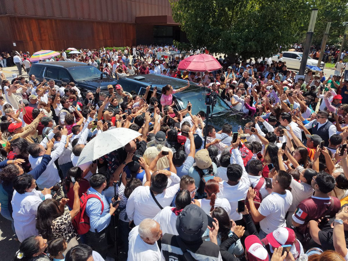 Hans2412's tweet photo. A la Presidenta no la dejaban pasar… 

Porque querían abrazarla, apapacharla, tomarse su foto con ella. 

Los fachos jamás lo lograrán. https://t.co/wdQqMADUcX