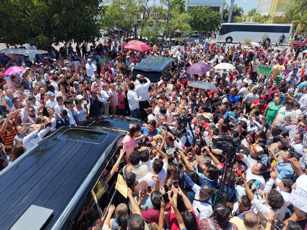 Hans2412's tweet photo. A la Presidenta no la dejaban pasar… 

Porque querían abrazarla, apapacharla, tomarse su foto con ella. 

Los fachos jamás lo lograrán. https://t.co/wdQqMADUcX