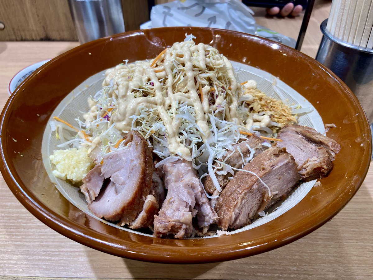 torimenoseinen's tweet photo. ラーメン豚山 武蔵小杉店
大ぶた冷やし中華(375g)＋麺増し(125g)ガーリックマヨネーズあり

ニンニク、カラメ、アレ別皿(香ばし磯辺揚げ玉)

今月いっぱいで終了する豚山の冷やしをすり鉢で堪能。

ごちそうさまでした。 https://t.co/rPUitLvLea
