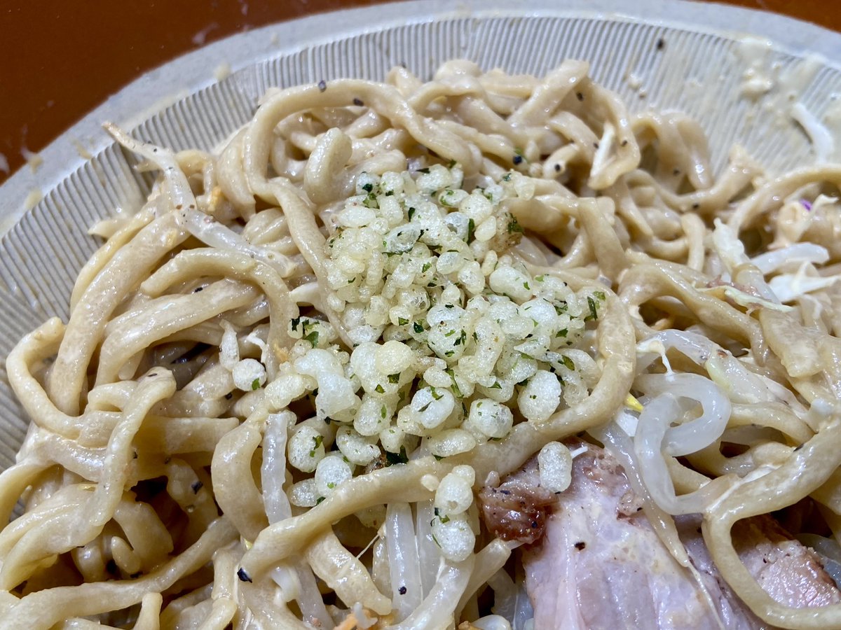 torimenoseinen's tweet photo. ラーメン豚山 武蔵小杉店
大ぶた冷やし中華(375g)＋麺増し(125g)ガーリックマヨネーズあり

ニンニク、カラメ、アレ別皿(香ばし磯辺揚げ玉)

今月いっぱいで終了する豚山の冷やしをすり鉢で堪能。

ごちそうさまでした。 https://t.co/rPUitLvLea