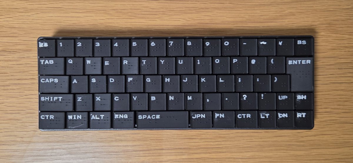 Oni_no_Akagane's tweet photo. 完成！
印字と点字で晴眼者も視覚障害者も共にキーが読めるキーボードを作成しました！

ベースはymkn（@ymkn_gbf）さんのYM60JISを使用させていただき、青軸を使うことで入力したことが音と感触で伝わる事を狙っています。

印字も黒地に白で弱視の方にも読みやすくしようとしています。↓ https://t.co/iOoWgPKJIj