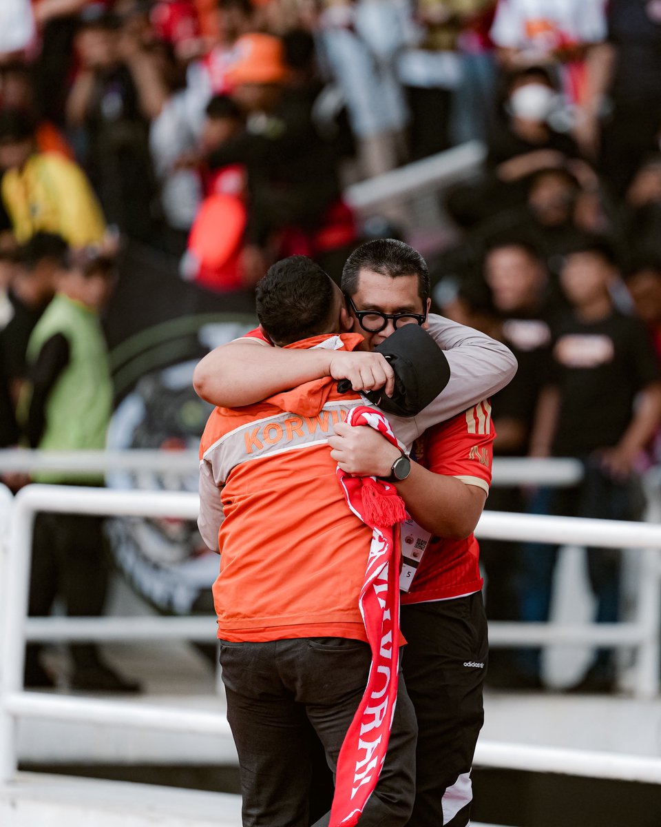 Persija_Jkt's tweet photo. Terima kasih untuk seluruh Jakmania yang hadir dan memberikan dukungan luar biasa di GBK saat laga menghadapi Persib.

Apresiasi setinggi-tingginya atas dukungan yang positif serta komitmen bersama dalam menjaga ketertiban, keamanan, kenyamanan, dan kelancaran jalannya pertandingan.

Berkat kerja sama dan kedewasaan seluruh suporter, pertandingan dapat berlangsung dengan aman, nyaman, dan lancar.

Mari terus junjung tinggi sportivitas dan buktikan bahwa Jakmania adalah suporter yang bangga dengan ketertiban dan keamanan.

Terima kasih, Jak! Sampai jumpa di laga selanjutnya.

#PersijaDay #BRISuperLeague #Persija