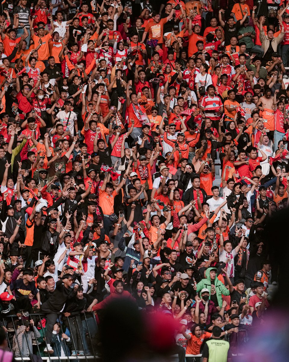 Persija_Jkt's tweet photo. Terima kasih untuk seluruh Jakmania yang hadir dan memberikan dukungan luar biasa di GBK saat laga menghadapi Persib.

Apresiasi setinggi-tingginya atas dukungan yang positif serta komitmen bersama dalam menjaga ketertiban, keamanan, kenyamanan, dan kelancaran jalannya pertandingan.

Berkat kerja sama dan kedewasaan seluruh suporter, pertandingan dapat berlangsung dengan aman, nyaman, dan lancar.

Mari terus junjung tinggi sportivitas dan buktikan bahwa Jakmania adalah suporter yang bangga dengan ketertiban dan keamanan.

Terima kasih, Jak! Sampai jumpa di laga selanjutnya.

#PersijaDay #BRISuperLeague #Persija