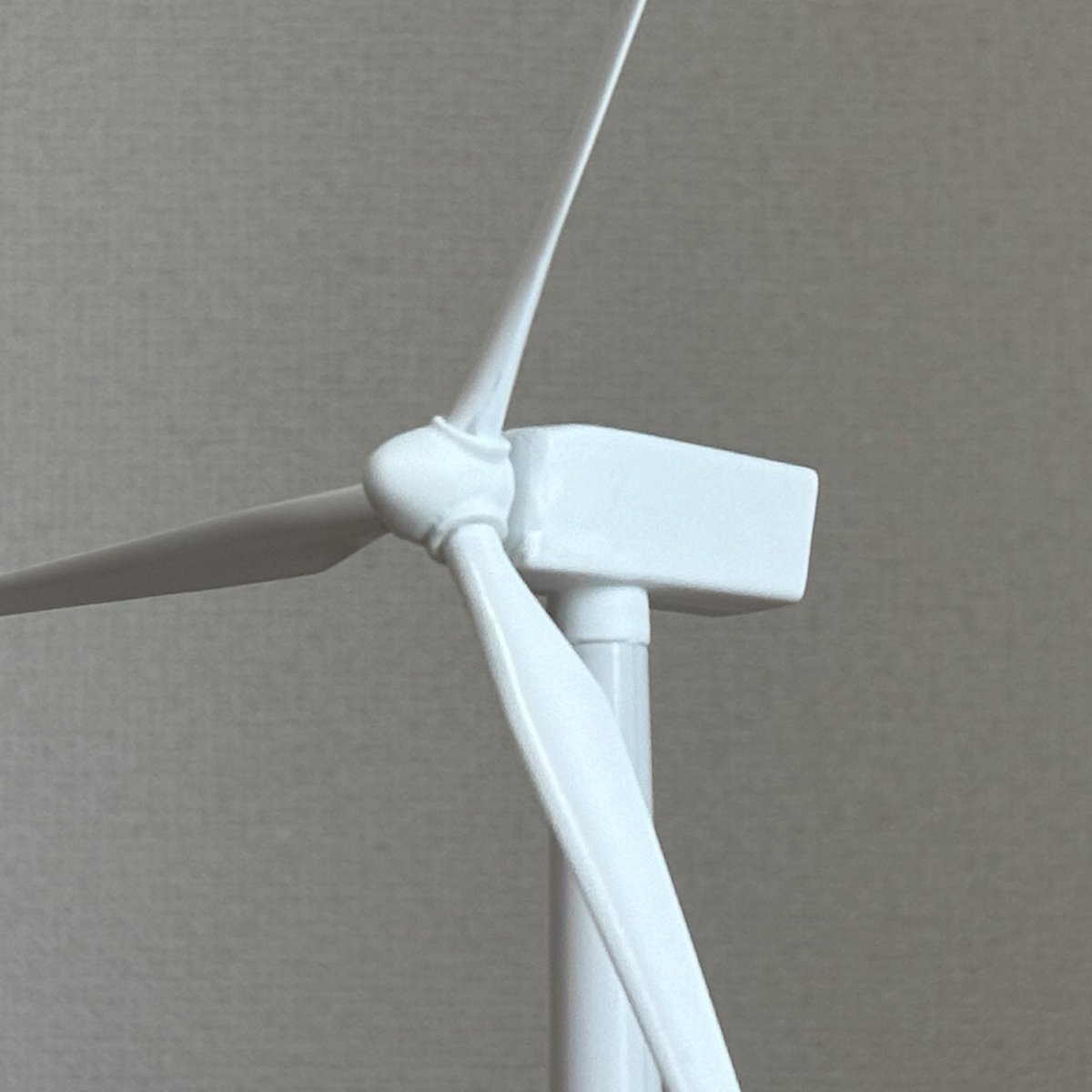 mayokon_0's tweet photo. 久々の投稿となってしまったけどご報��

トミーテックの風力発電機をvestasのV80にしてみました！

内容は
・可変ピッチ化
・チルト角とコーニング角追加
・ナセル、ハブ整形

まだまだ���善の余地はありそうなので２号機以降はより実物に近づけます💪 https://t.co/flVSY246Pw