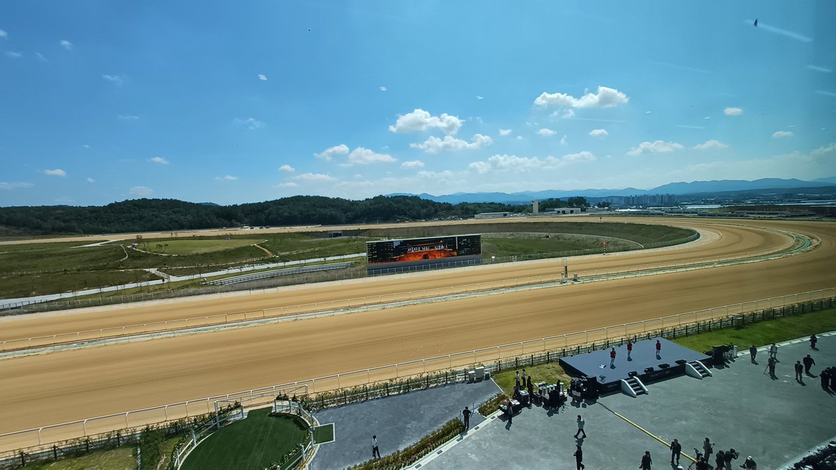 koreakeibacafe's tweet photo. 今日オープンのヨンチョン競馬場に来ています。ものすごい人と大渋滞でまだレース前なのにつかれました💧 https://t.co/T2fNBUKYEU