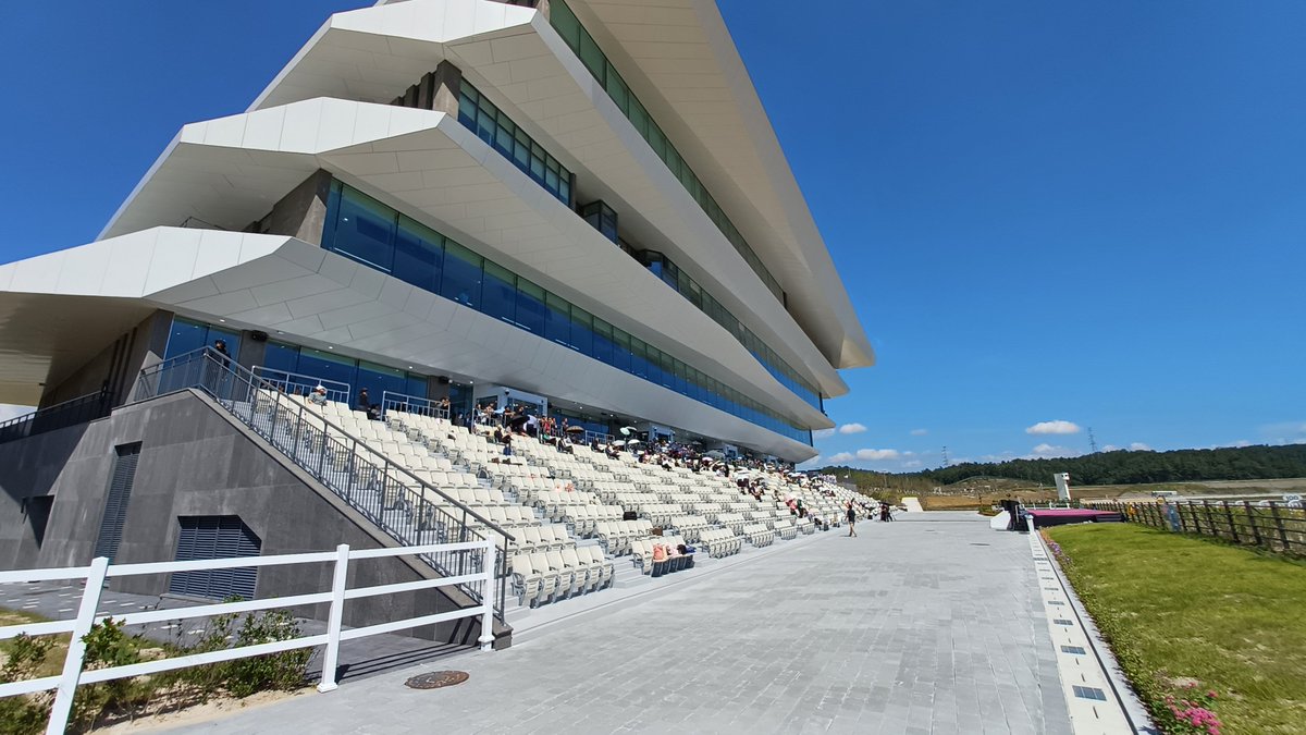 koreakeibacafe's tweet photo. 今日オープンのヨンチョン競馬場に来ています。ものすごい人と大渋滞でまだレース前なのにつかれました💧 https://t.co/T2fNBUKYEU