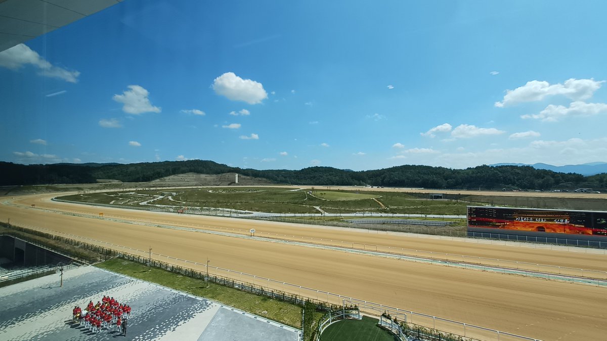 koreakeibacafe's tweet photo. 今日オープンのヨンチョン競馬場に来ています。ものすごい人と大渋滞でまだレース前なのにつかれました💧 https://t.co/T2fNBUKYEU