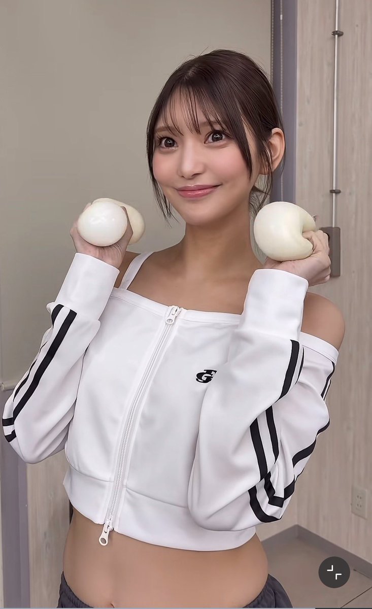 hmweum's tweet photo. 【訃報】エルコレ平良翔太の自宅で首を吊って自32した女優、倉木華さん。

過去インタビューで顔の点数50点と言っていて、自己肯定感が低いが故にホストにハマってしまい顔に大怪我を負い、最終的な首🎣。

この輪郭3点、キラキラ二重、忘れ鼻、豊胸と喉から手が出るほどのビジュアル完成度だった残念 https://t.co/zXTQax8GQs