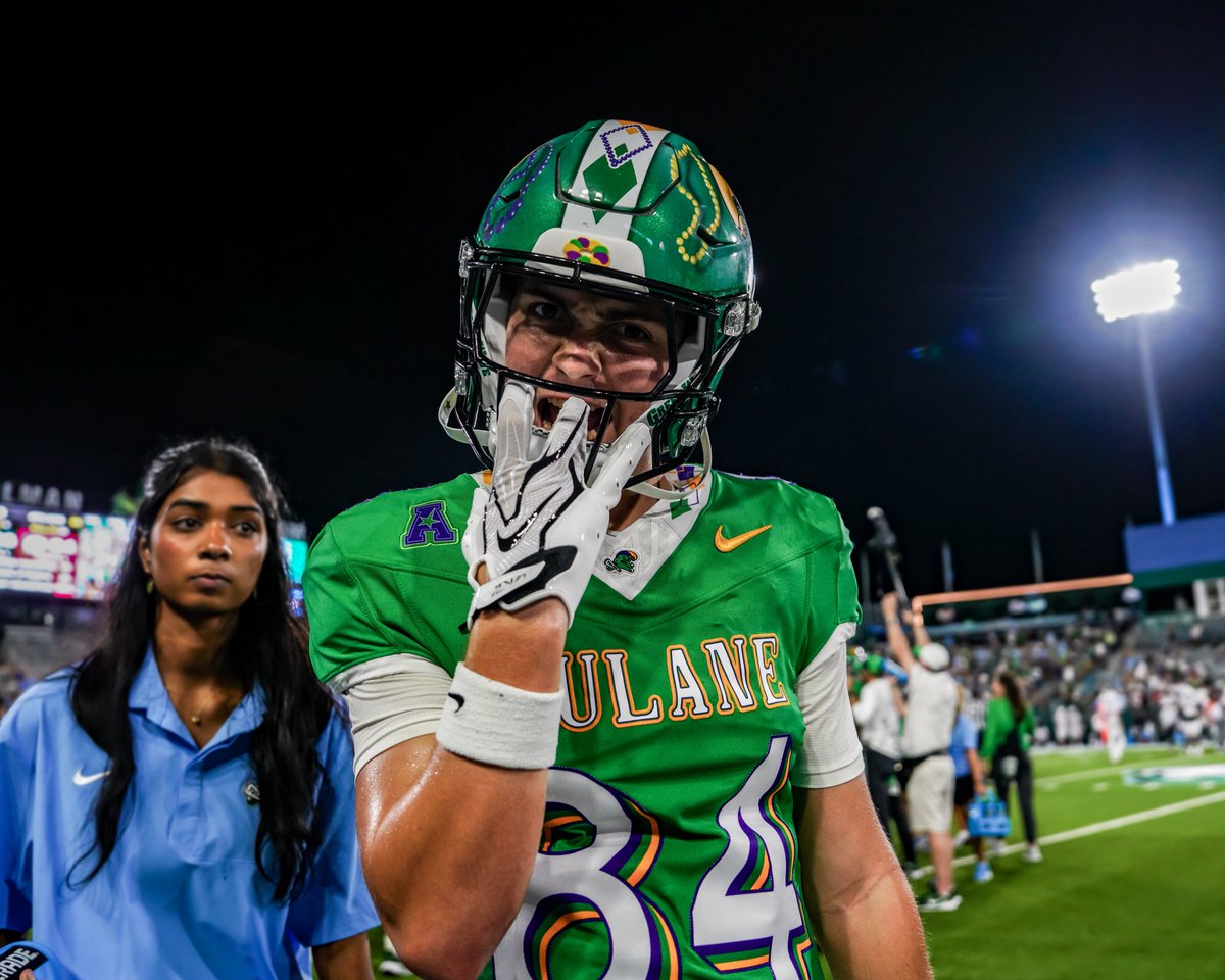 GreenWaveFB's tweet photo. The KINGS of Mardi Gras! 🟣🟢🟡

#UptownFootball https://t.co/4G8Wdevnbh
