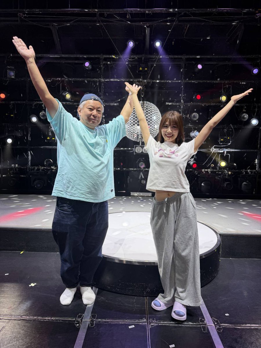 suzukiosamuchan's tweet photo. 先日、浅草ロック座に人生で初めて伺いました。 一緒にポッドキャスト「欲望のKPI」をやっているるるたんが出演するということで、これは見に行かねばと思ったのです。 るるたん、ダンスをやったことがありません。 それでも「自分は1年に一度、本当に苦手なことに挑戦したい」という信念を持っている。 
そんなるるたんの背中を押したこともあり、今回のステージを見届けに行きました。 
見に行ったのは、夜8時半からの最終回。  まず、浅草の夜の街を歩き、劇場に向かうまでの時間から、すでにウキウキする。 昭和の時代の街を歩いているような空気感がある。 そんな雰囲気を感じながら、近くでもんじゃを食べ、そしてロック座へ。 劇場内では、スマホでの撮影が禁止されているどころか、スマホを出してもいけない。 これがとても良い。 
目の前のステージに集中できる。 
そしてショーが始まって、まず驚いたのがステージセットのかっこよさ。 
巨大なミラーボール、そして照明のバリエーション。 
ショーステージとして、最高にかっこいい。 全部で7景、7つのショーがある。
7人の踊り子さんとダンサーさんたちが一緒に踊る姿は、美しく、妖艶。 そして何より、照明と演出がとてつもなくかっこよくて、うっとりしてしまう。 
7人の女性たちが見せるショーは、一人ひとりまったく違う。 これぞ踊り子だと、本当にしびれました。 
びっくりしたのは、ステージの屋根から長いカーテンのようなものが降りてきて、女性のダンサーさんが自分の力で上へ登っていく演目。 それを体に巻きつけ、ぐるぐる回転したりする。 
もう、これは圧巻。 
すべてのショーが、自分の美しさやかわいさを、さまざまな形で見せていく。 
客席には女性や外国人の方も結構いました。 
そして第7景、ついにるるたんが登場。 ダンス初挑戦のルルたんの初々しさ。 そして、るるたんが浅草ロック座のステージに立つことを期待するお客さんで、客席は超満員でした。 
最後まで見終わって、るるたんの根性、勇気、そしてチャレンジ精神は、本当に素晴らしいなと思いました。 
20代でこれをやってのけるるるたん、やっぱり最高です。 
終演後、るるたんと話をし、劇場の許可も出て、なんとロック座のステージに上げてもらいました。 そして写真撮影。 
そこには、古くからのステージの神様が宿っているような空気がありました。 
最高の体験を、ありがとうございました。 ちなみに、るるたんが出演する浅草ロック座「PERSONA 1st」は、9月20日（日）までやっています。 
るるたんの最初で最後の挑戦。 気になる方は、ぜひ浅草ロック座へ。 
浅草ロック座 公式サイト https://t.co/FX2JEk5oyB