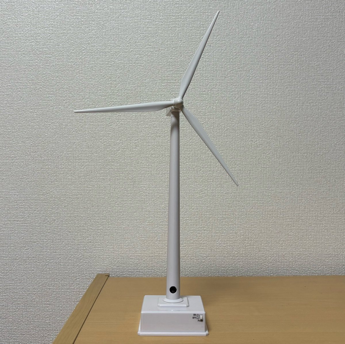 mayokon_0's tweet photo. 参考に改造前を。
もともと造形はかなりいいけど実機はナセル後方部よりハブの方が前に出てる感じだからそこを意識しましたね。 https://t.co/5Hw31lvllD