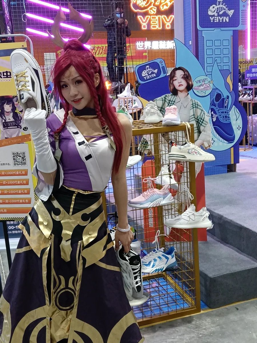 DeryaKeser1vad's tweet photo. Just had the most amazing day at the comic con! Met my favorite voice actor, scored exclusive merch, and made so many new friends who share the same hyperfixation. Already counting down to next year ， https://t.co/GJiArzJYwg