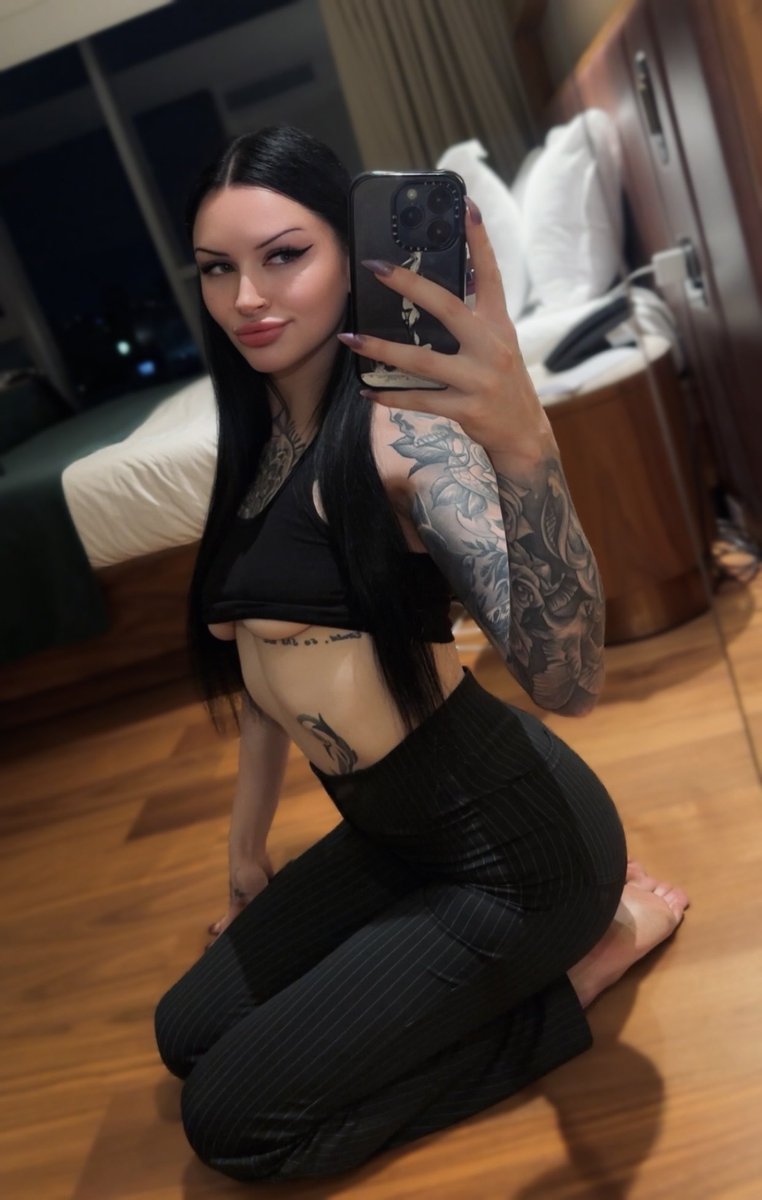 vaultoflila's tweet photo. business casual or whatevaaa https://t.co/D0q7ioEwEi