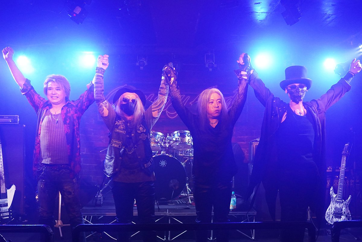 clubZy_Raimaru's tweet photo. 『NEWS』

元D.T.RのTomoもメンバーに。アメリカンハードロックの息吹を感じさせるGravity End、衝撃のデビューライブの模様を直撃！

https://t.co/7EXnnogBKr

​#GravityEnd #DTR #Tomo
#clubZy https://t.co/vUCkNHLQRf