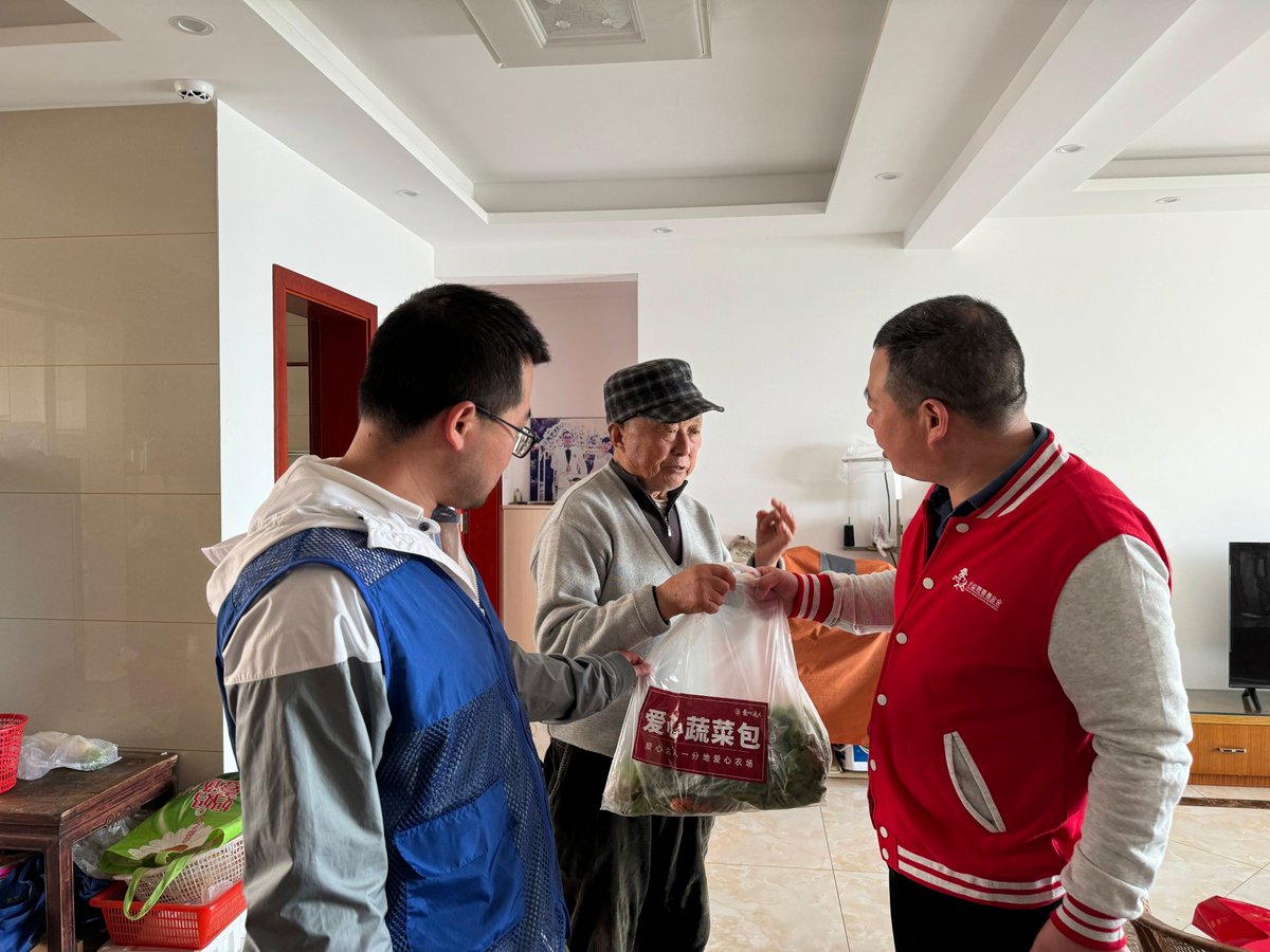 ellis994539's tweet photo. Just wrapped up 2 days of helping at the community food drive! Handing out meals to neighbors in need made my heart full  Grateful for every moment of this volunteer work. https://t.co/7ViDlkywKw
