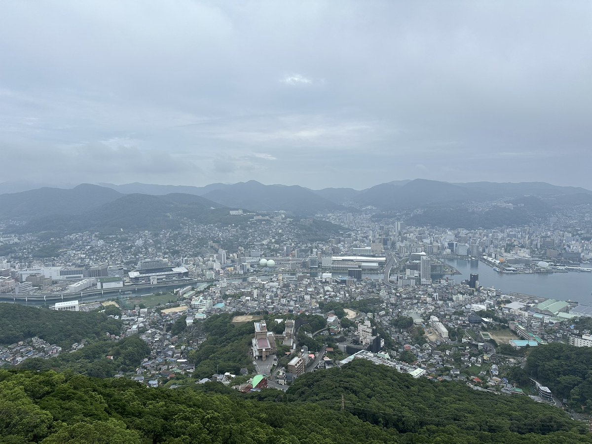 chii1873's tweet photo. 20年ぶりの長崎。
頂上はガスってた。
ケーブルカーのゴンドラが新しくなってるかも。
 #稲佐山
 #長崎ロープウェイ
 #淵神社 https://t.co/LQZHbT0exk