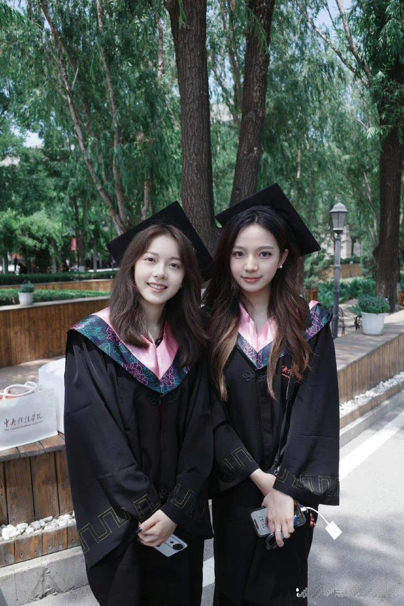 tansd930785's tweet photo. This graduation day feels like a breath of fresh air—grinning with my best mates, holding my diploma, and looking forward to all the messy, amazing adventures ahead. https://t.co/V1P09p5Vev