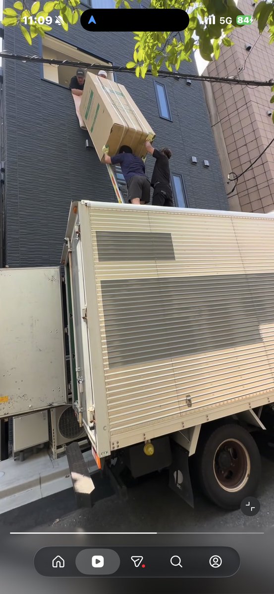 hiki5G's tweet photo. トラックの屋根足場にしててクソおもろい
でも現場猫案件すぎるな🤔 https://t.co/ksvOvxgQEF