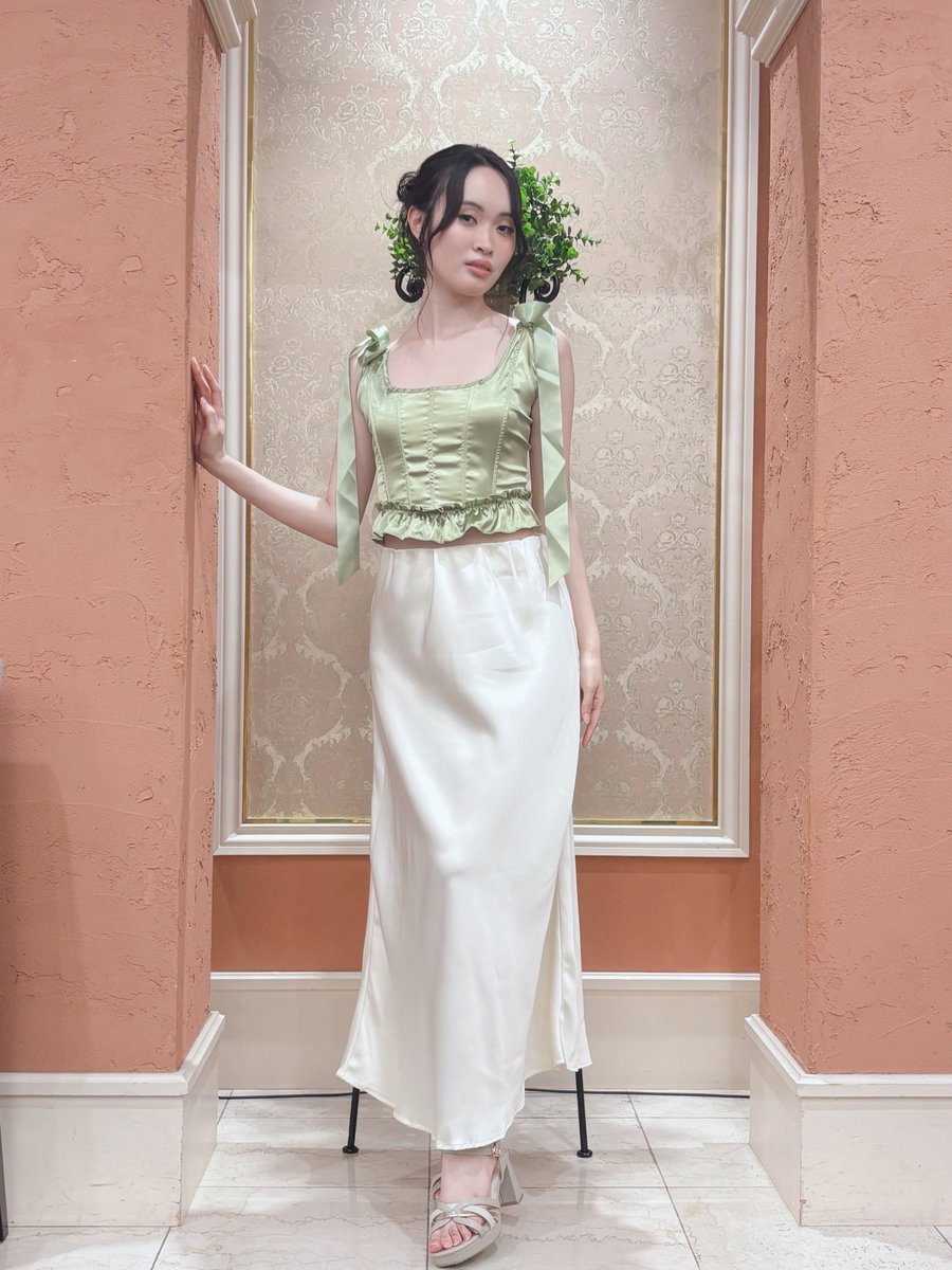 kaya23serenade's tweet photo. ✨️Mrs. of the Year 2026 埼玉大会 ファッションショー✨️
ミキティさんのブランド
achic様の衣装を着用させていただきました

肩のリボン＆裾のフリルで可愛いフェミニン感🫶
サテン生地のスカートでもパンツでもお洒落に着こなせる爽やかな女性に✨️
ハワイに居そうな海外ガールをイメージ🍀 https://t.co/JjJHgkK2vV