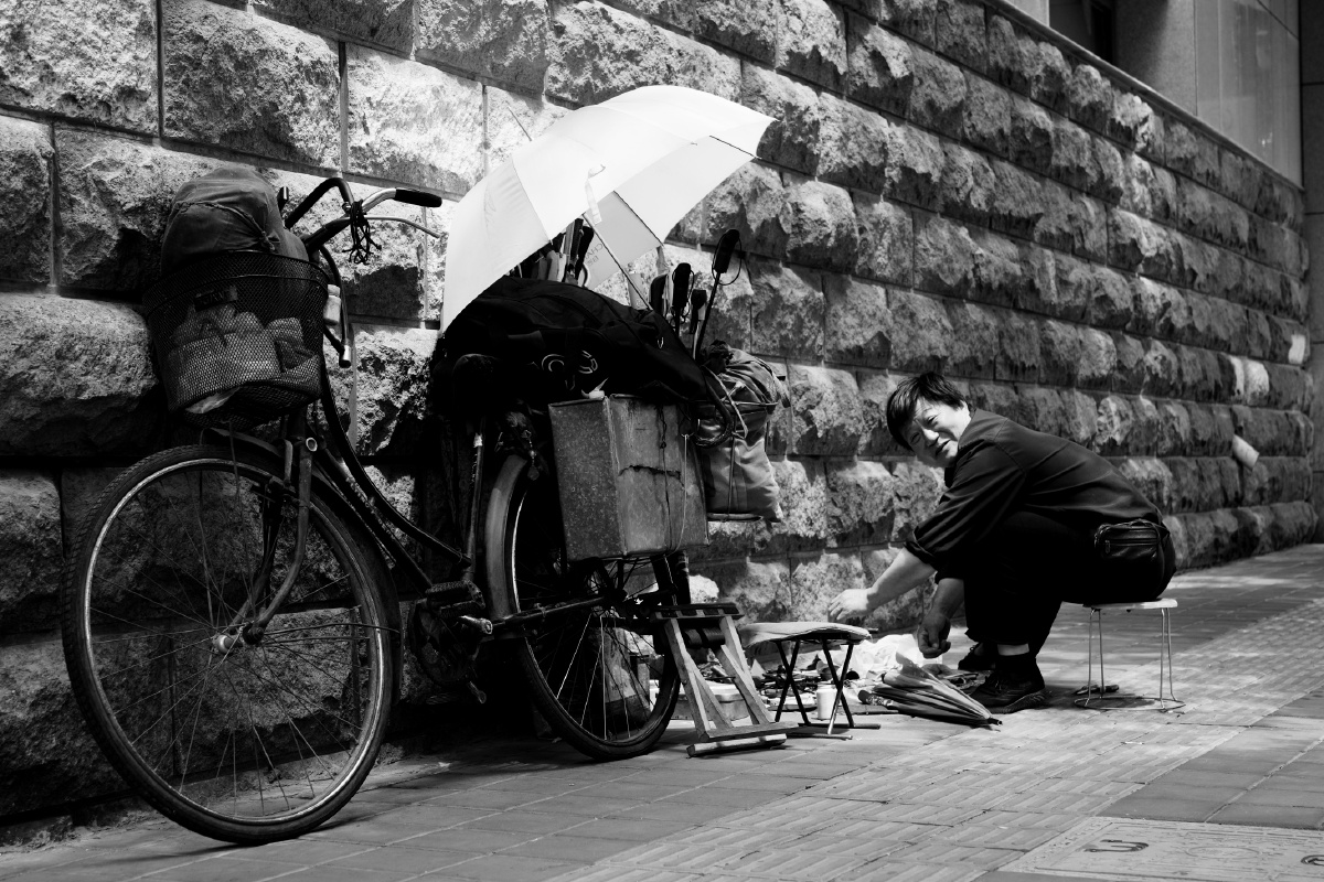 clovr119875's tweet photo. A stranger noticed my bike chain fell off in the rain and stopped for 10 minutes to fix it—no need to give money, just a warm "take care" before they rushed off. Small acts make big days better. https://t.co/gsr6rAIA9Z